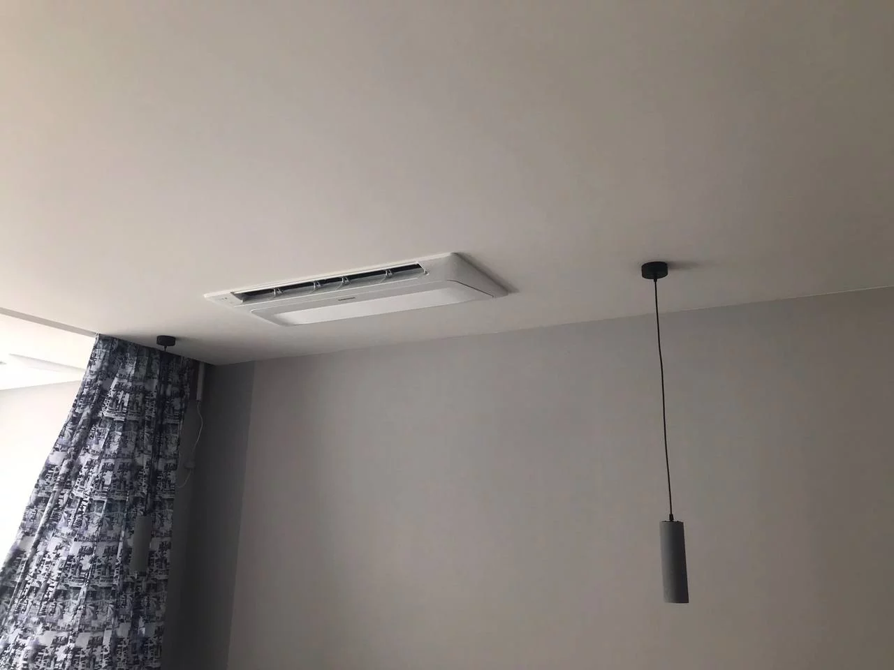 м. Одеса, мультиспліт на касетних однопотокових внутрішніх блоках з функцією Wind Free