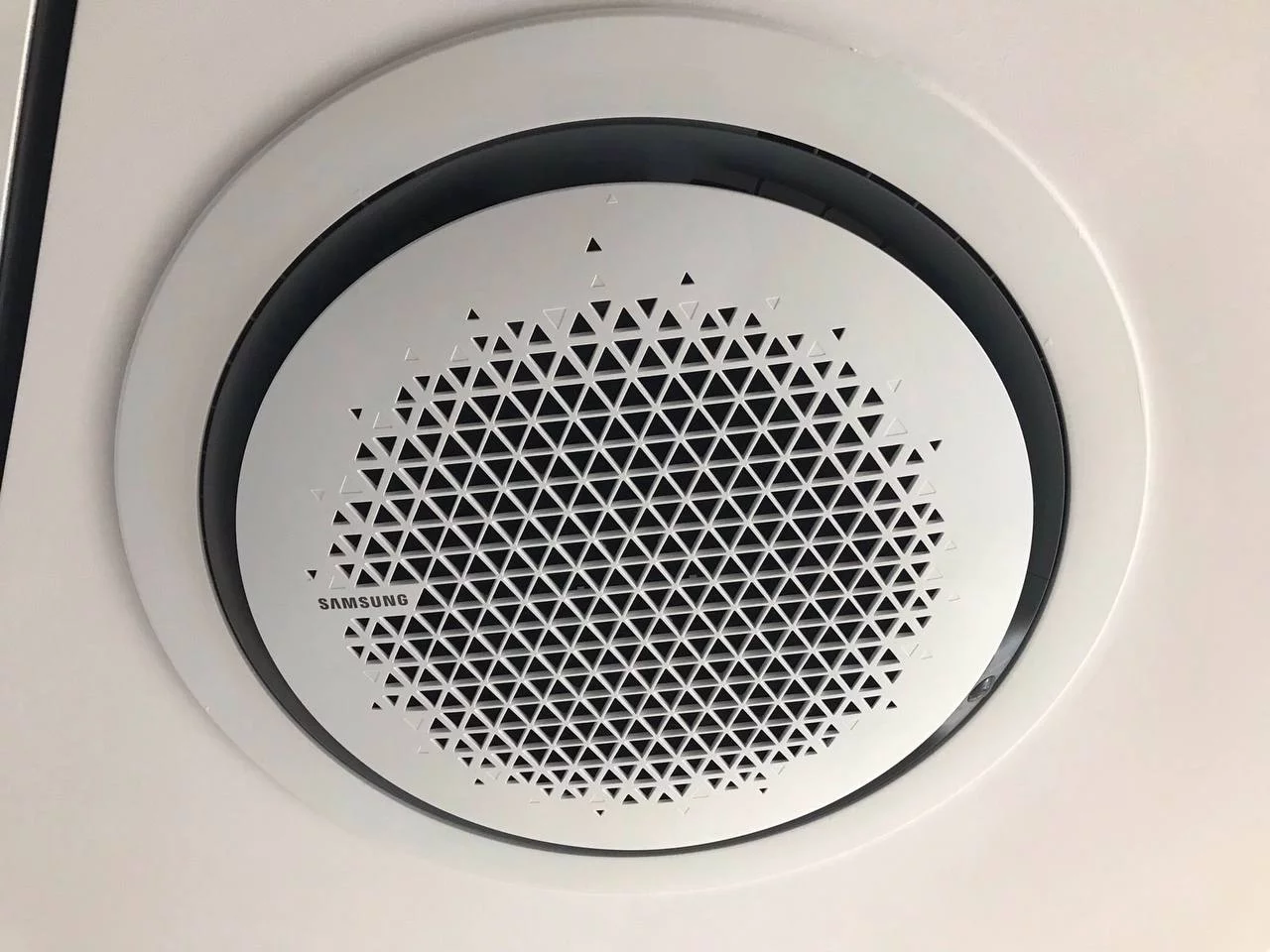 м. Одеса, монтаж касетного кондиціонера 360